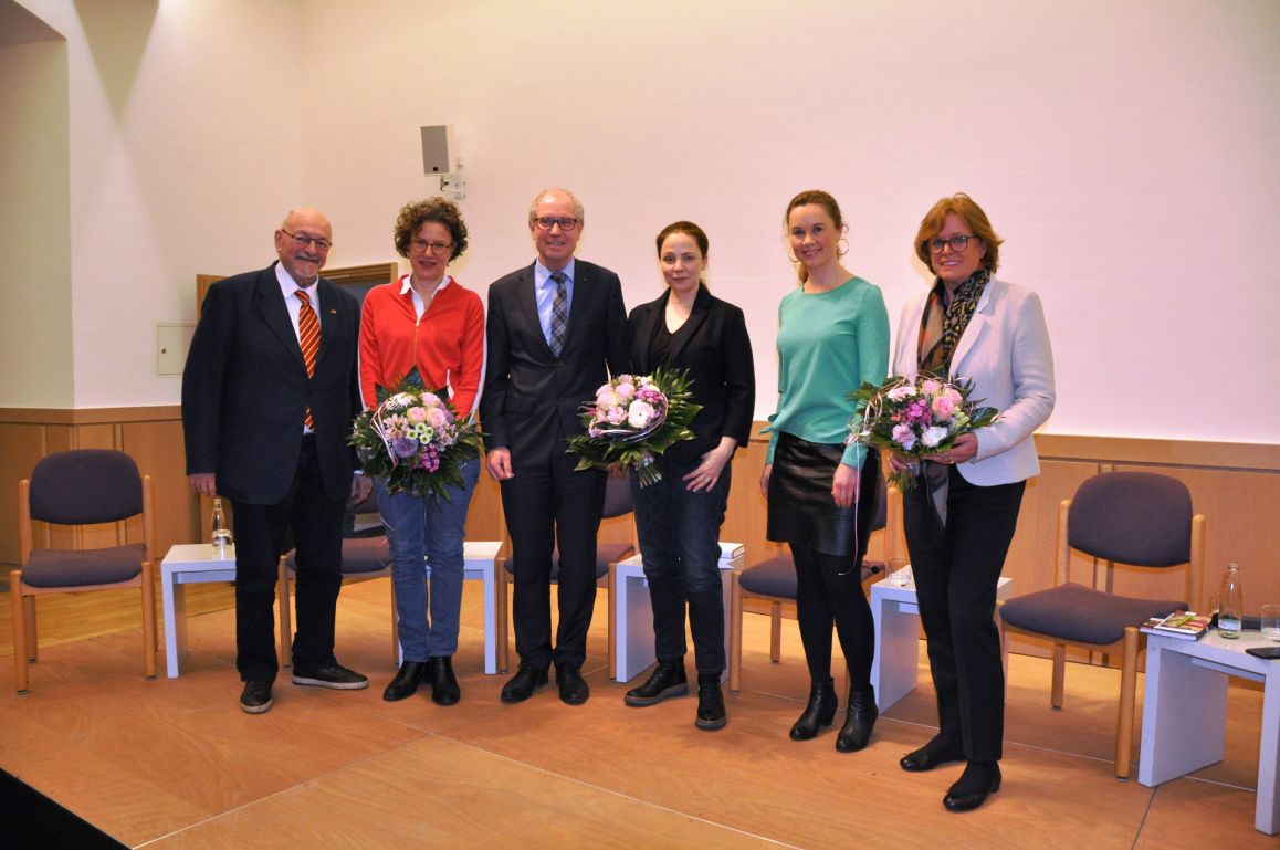 Kreisdirektor a.D. Heinz Köhler; Katharina Kreuzhage, Intendantin des Theaters Paderborn; Landrat Manfred Müller; Thea Dorn; Moderatorin Julia Ures und Staatsministerin a. D. Ute Schäfer 